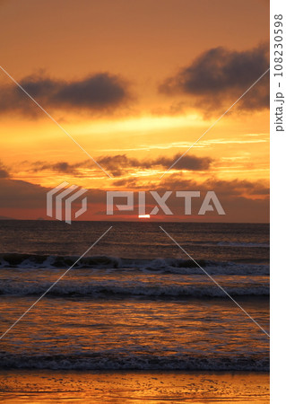 日本最大の高層湿原、北海道の利尻礼文サロベツ国立公園、サロベツの原野で洋上の利尻島を眺める、その夕日 108230598