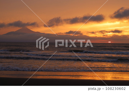 日本最大の高層湿原、北海道の利尻礼文サロベツ国立公園、サロベツの原野で洋上の利尻島を眺める、その夕日 108230602