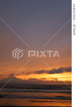 日本最大の高層湿原、北海道の利尻礼文サロベツ国立公園、サロベツの原野で洋上の利尻島を眺める、その夕日 108230644