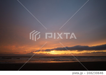 日本最大の高層湿原、北海道の利尻礼文サロベツ国立公園、サロベツの原野で洋上の利尻島を眺める、その夕日 日本最大の高層湿原、北海道の利尻礼文サロベツ国立公園、サロベツの原野で洋上の利尻島を眺める、その夕日 108230646