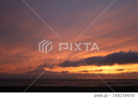 日本最大の高層湿原、北海道の利尻礼文サロベツ国立公園、サロベツの原野で洋上の利尻島を眺める、その夕日 108230650