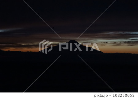 日本最大の高層湿原、北海道の利尻礼文サロベツ国立公園、サロベツの原野で洋上の利尻島を眺める、その夕日 108230655