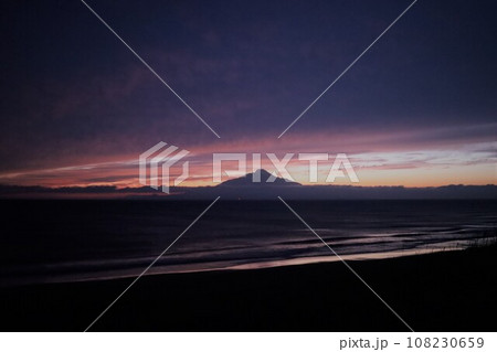 日本最大の高層湿原、北海道の利尻礼文サロベツ国立公園、サロベツの原野で洋上の利尻島を眺める、その夕日 108230659