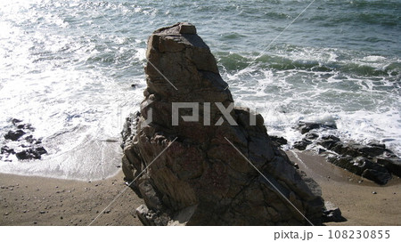 岩に打ち寄せる波 108230855