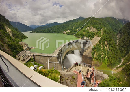 展望台からの黒部ダムと黒部湖 108231063