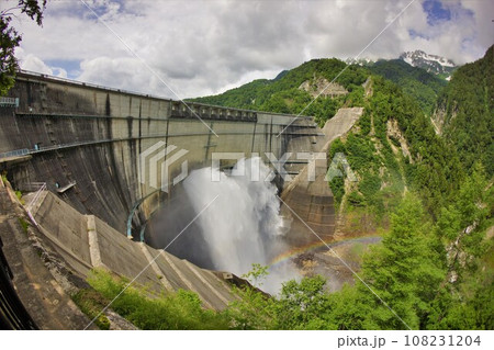 黒部ダムの放水と虹と立山大汝山 108231204