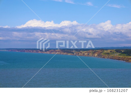 北海道の夏、日本海側の果てしない海岸線をドライブ、初別山村で天文と海に出会う岬の灯台と天文台、海と空 108231207