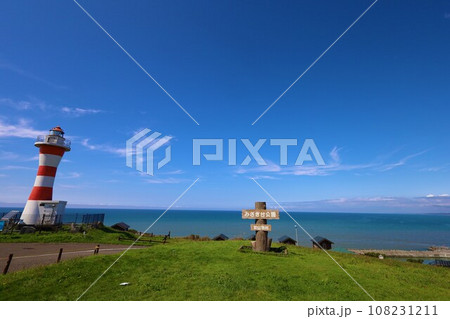 北海道の夏、日本海側の果てしない海岸線をドライブ、初別山村で天文と海に出会う岬の灯台と天文台、海と空 108231211