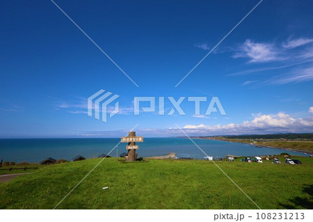 北海道の夏、日本海側の果てしない海岸線をドライブ、初別山村で天文と海に出会う岬の灯台と天文台、海と空 108231213
