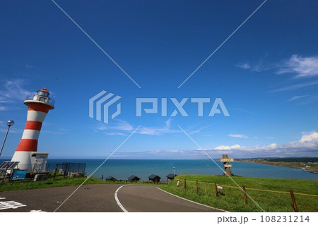 北海道の夏、日本海側の果てしない海岸線をドライブ、初別山村で天文と海に出会う岬の灯台と天文台、海と空 108231214