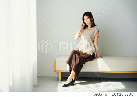 窓際に座る女性 108231230