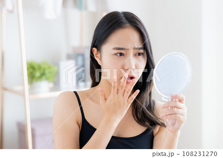 鏡を見る若い女性 108231270