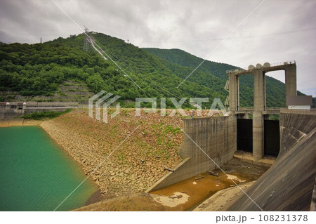 二居ダムの堤体と洪水吐 二居ダムの堤体と洪水吐 108231378