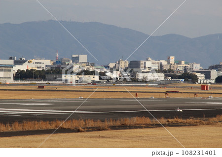 着陸する飛行機 伊丹空港 大阪国際空港 着陸する飛行機 伊丹空港 大阪国際空港 108231401