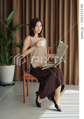 新聞を読む女性 新聞を読む女性 108231598