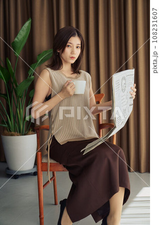 新聞を読む女性 新聞を読む女性 108231607