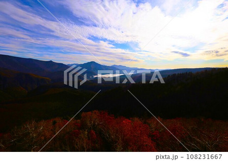 燃える秋、錦秋の北海道、十月、層雲峡の紅葉、黒岳ロープウェイ、ロープウェーで登る黒岳、赤黄色の紅葉 燃える秋、錦秋の北海道、十月、層雲峡の紅葉、黒岳ロープウェイ、ロープウェーで登る黒岳、赤黄色の紅葉 108231667