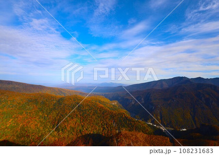 燃える秋、錦秋の北海道、十月、層雲峡の紅葉、黒岳ロープウェイ、ロープウェーで登る黒岳、赤黄色の紅葉 108231683