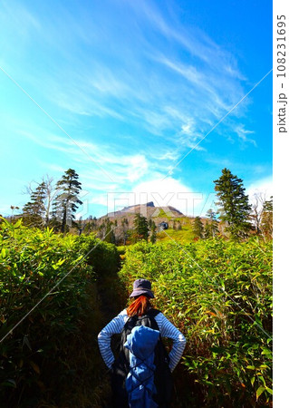 燃える秋、錦秋の北海道、十月、層雲峡の紅葉、黒岳ロープウェイ、ロープウェーで登る黒岳、赤黄色の紅葉 108231695