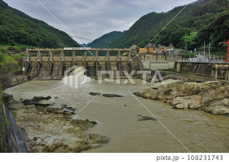 小田切ダムの堤体と放水 108231743