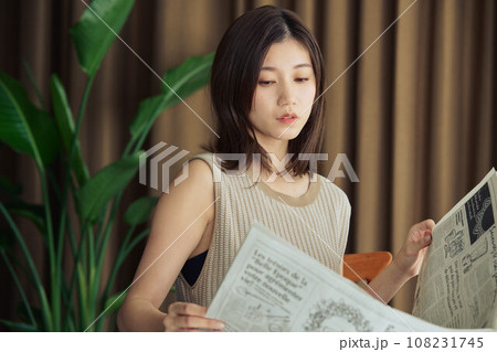 新聞を読む女性 108231745