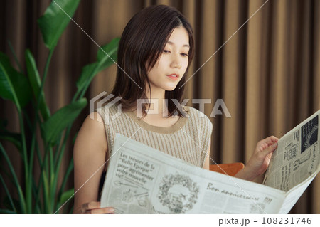 新聞を読む女性 新聞を読む女性 108231746