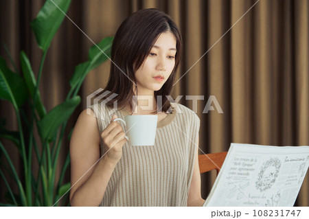 新聞を読む女性 108231747