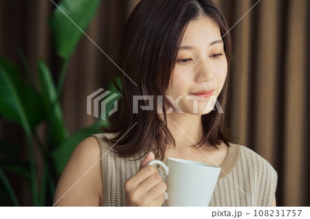 新聞を読む女性 新聞を読む女性 108231757