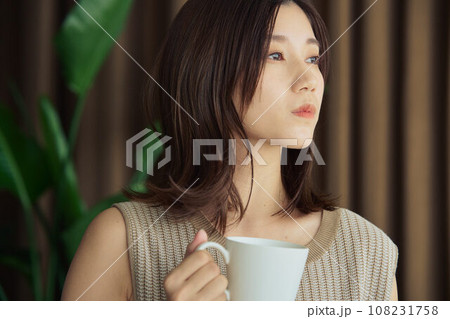 新聞を読む女性 新聞を読む女性 108231758