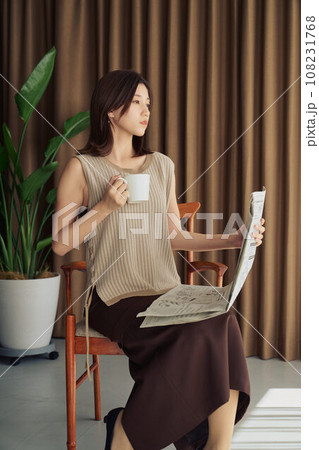 新聞を読む女性 108231768