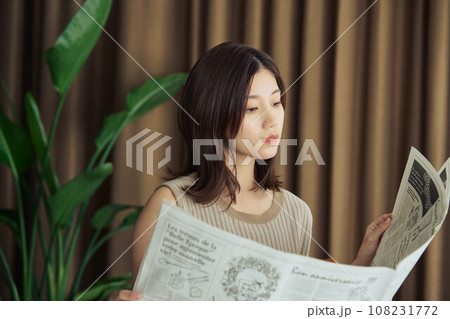 新聞を読む女性 108231772