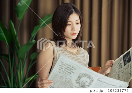 新聞を読む女性 新聞を読む女性 108231775