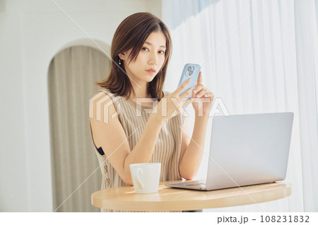 リビングでパソコンを使う女性 リビングでパソコンを使う女性 108231832
