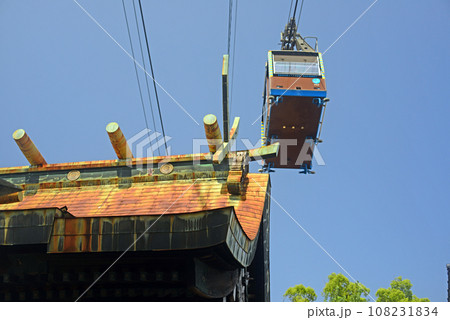 尾道艮神社の社門上を通過する千光寺山ローブウェイ-4 尾道艮神社の社門上を通過する千光寺山ローブウェイ-4 108231834