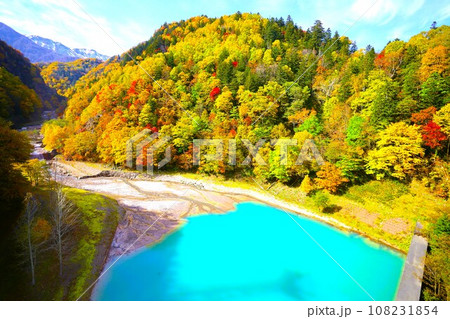 燃える秋、錦秋の北海道、十月、層雲峡の紅葉、黒岳ロープウェイ、ロープウェーで登る黒岳、赤黄色の紅葉 燃える秋、錦秋の北海道、十月、層雲峡の紅葉、黒岳ロープウェイ、ロープウェーで登る黒岳、赤黄色の紅葉 108231854