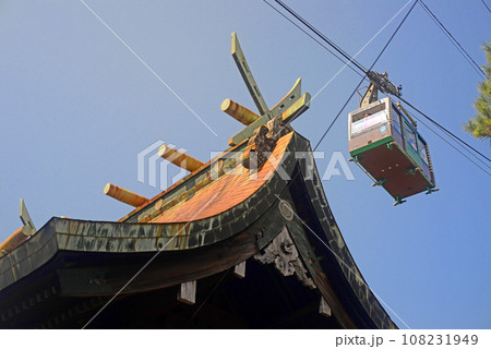 尾道艮神社の社門上を通過する千光寺山ロープウェイ-2 108231949