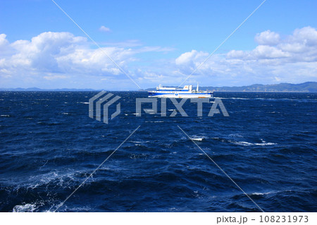 海上から見た青い空と海と船 海上から見た青い空と海と船 108231973
