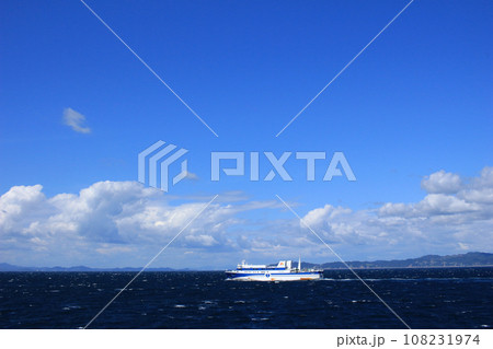 海上から見た青い空と海と船 108231974