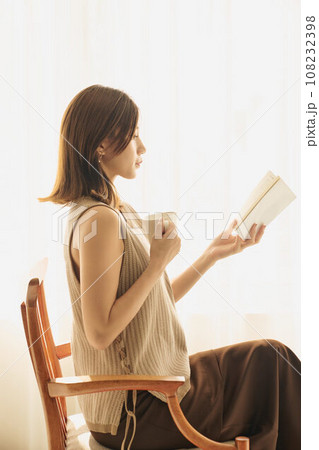 読書する女性 読書する女性 108232398