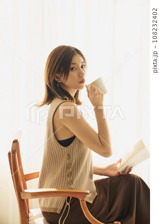読書する女性 108232402