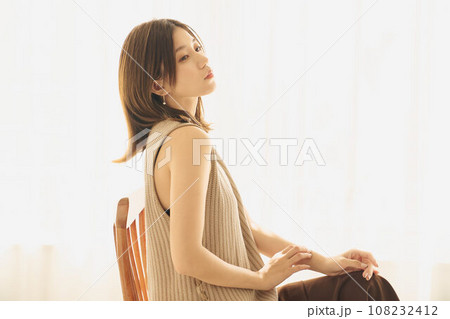 美しい女性のポートレート 108232412
