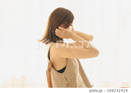 美しい女性のポートレート 108232414