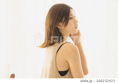 美しい女性のポートレート 108232423