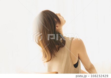 美しい女性のポートレート 108232429