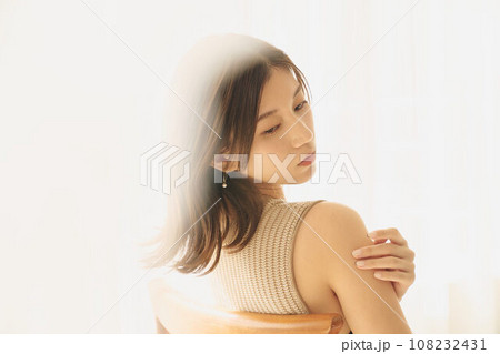 美しい女性のポートレート 108232431