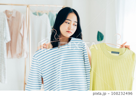 洋服を選ぶ若い女性 洋服を選ぶ若い女性 108232496