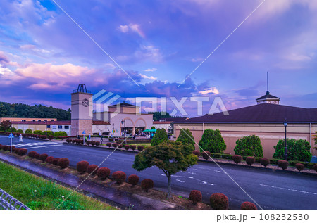栃木県 那須ガーデンアウトレットにかかる虹 栃木県 那須ガーデンアウトレットにかかる虹 108232530