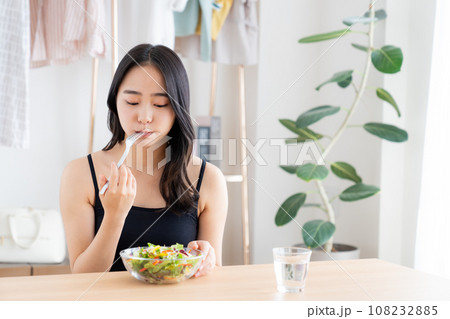 サラダを食べる若い女性 サラダを食べる若い女性 108232885