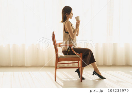 窓際でコーヒーを飲む女性 108232979