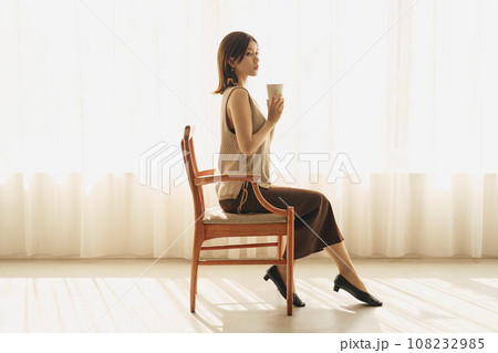 窓際でコーヒーを飲む女性 窓際でコーヒーを飲む女性 108232985